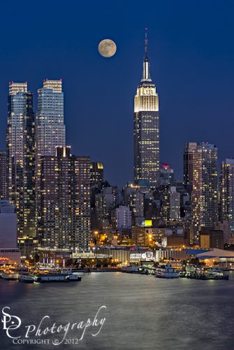 Moonrise along the Empire State Building wpid-5D32895-Edit.jpg Moonrise along the Empire State Building